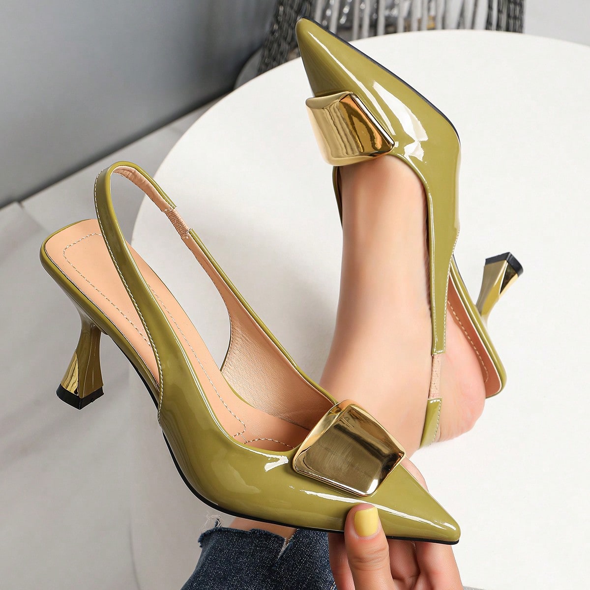 Slingback Heel Formal - รองเท้าส้นสูงหัวแหลมแบบปิดส้นสำหรับผู้หญิง ดีไซน์หรูหรา ทำจากหนังแก้ว พร้อมหัวเข็มขัดสี่เหลี่ยมสุดเก๋ สวมใส่สบาย เหมาะกับทุกโอกาส